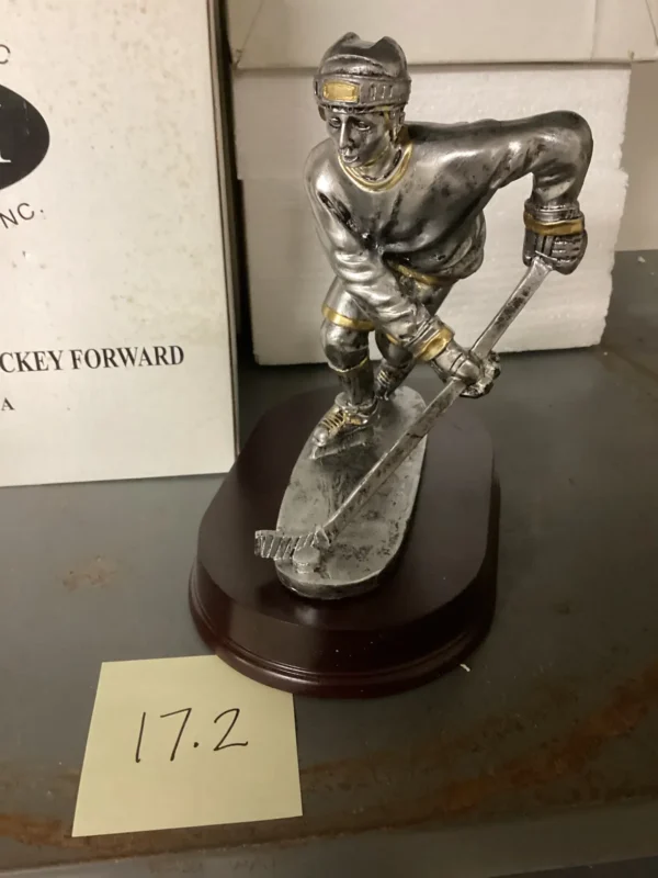 SILVER FORWARD HOCKEY SKATER W/GOLD ACCENTS ON CHERRY BASE